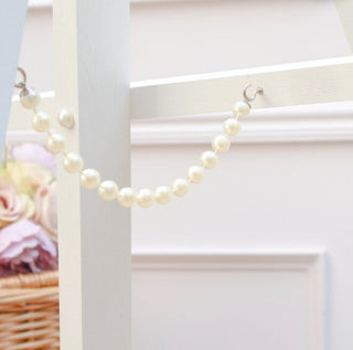 White Pearl Easel - Rental